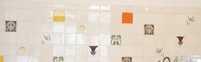 Ausschnitt unserer Fliesenwand mit Jugendstil-Motiven